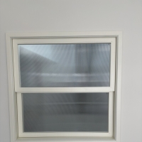 这是一篇关于纯白实木玻璃提拉窗的设计灵感与创意文章，希望能为您带来启发---静默的诗篇：纯白提拉窗与长虹玻璃的灵感对话