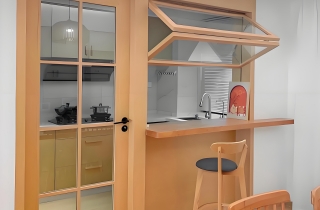 原木厨房门+上翻折叠窗+小吧台：家的温馨与