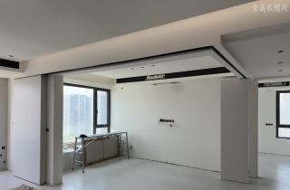 L型门洞（左侧三扇吊轨推拉门 + 右侧四扇折