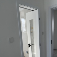 这是一篇关于纯白烤漆三七门的深度设计解析，它将引领您领略这种不对称门型在空间中所创造的独特魅力与实用哲学---不对称的平衡美学：纯白烤漆三七门设计灵感全解析