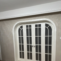 流动的仪式感：四扇对开门玻璃格子木门的艺术构解与空间魔